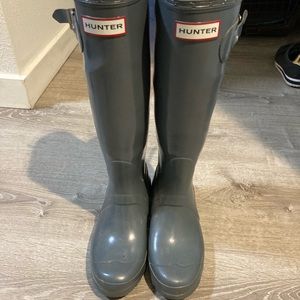 Hunter Original Tall Gloss in gray. Size 4M/5W.